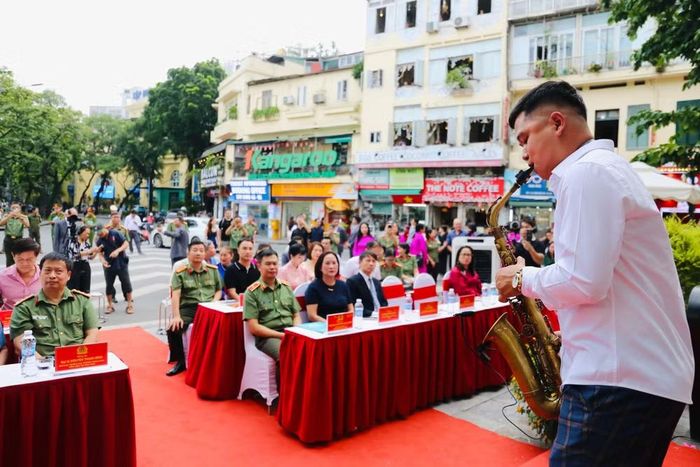 Lễ khai mạc bắt đầu bằng chương trình nghệ thuật đặc sắc...