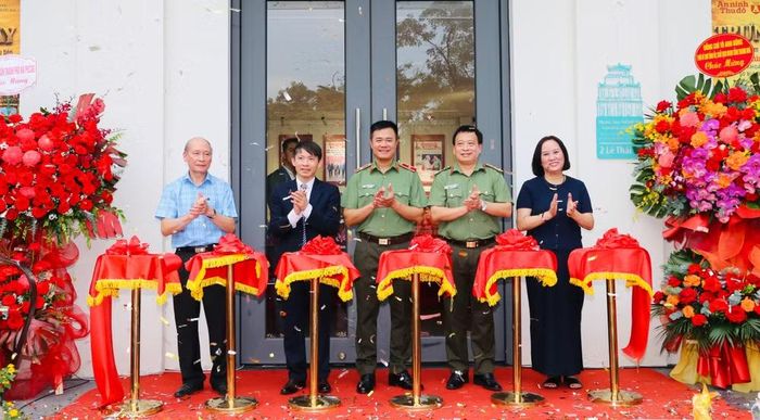 Các đại biểu cắt băng khai mạc triển lãm trưng bày "Sách - Báo - Ảnh 50 năm kỷ niệm An ninh Thủ đô xuất bản số báo đầu tiên"