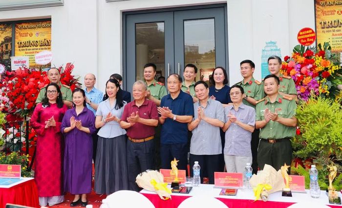 Các đại biểu cùng lãnh đạo An ninh Thủ đô qua các thời kỳ chụp ảnh lưu niệm