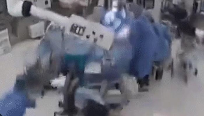 Ca phẫu thuật chỉ bị gián đoạn trong thời gian ngắn. Khi rung lắc chấm dứt, các bác sĩ nhanh chóng tiếp tục công việc và hoàn thành ca mổ thành công.