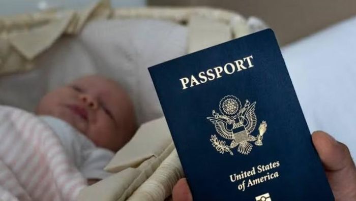 Ngay trong ngày đầu tiên của nhiệm kỳ hai, Tổng thống Trump từng ký sắc lệnh yêu cầu chính quyền liên bang không cấp hộ chiếu, giấy chứng nhận quốc tịch hoặc các giấy tờ liên quan cho trẻ có mẹ đang cư trú bất hợp pháp hoặc tạm thời tại Mỹ và có cha không phải công dân hoặc thường trú nhân Mỹ.