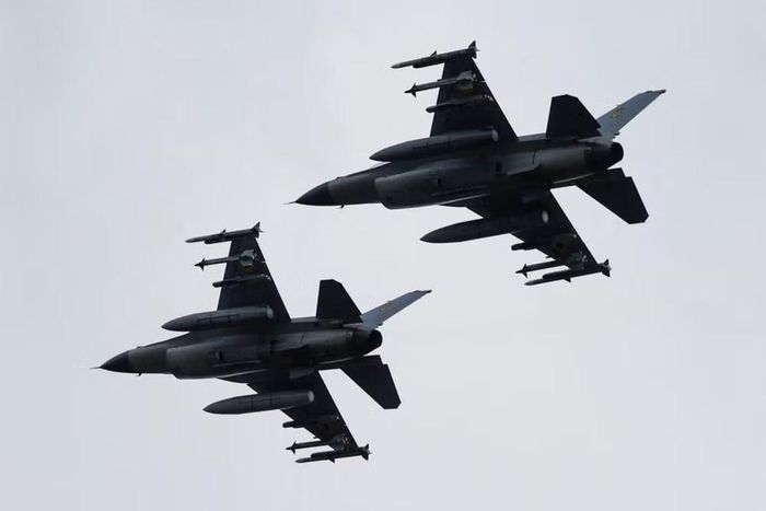 Thông tin về hiệu quả chiến đấu của tiêm kích F-16 trong vai trò phòng không đã được Phó Tư lệnh Không quân Ukraine - Tướng Yevgeny Karzhau nói trong một cuộc phỏng vấn với kênh truyền hình TSN.