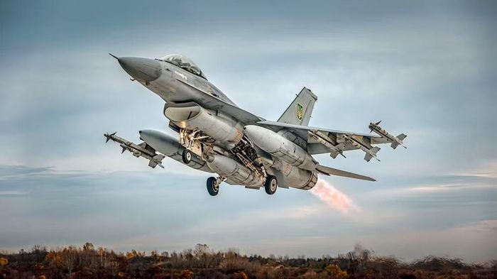 Gần một năm trước, Tạp chí Lực lượng Không quân và Vũ trụ (Air &amp; Space Forces Magazine) đã đưa tin rằng các máy bay chiến đấu F-16 được chuyển giao cho Ukraine như một phần của gói viện trợ quân sự quốc tế.