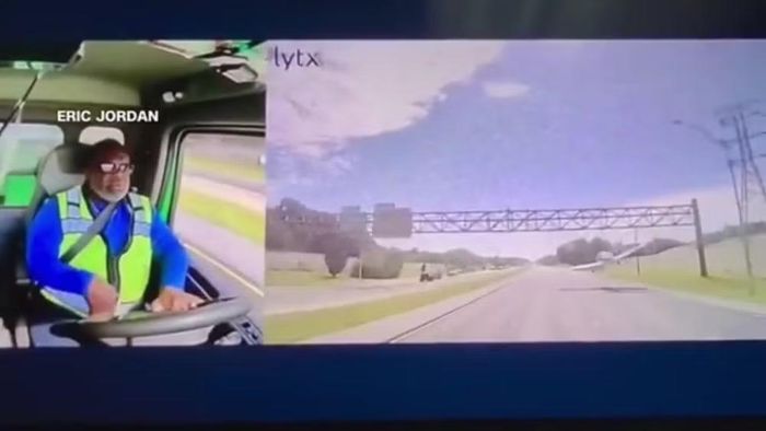 Video từ camera hành trình của tài xế Eric Jordan cho thấy máy bay lượn xuống bên dưới giá long môn, ngay trước đầu xe tải, rồi đáp xuống làn đường trước mặt.