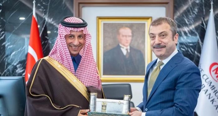 Ông Umar Karim, chuyên gia về chính sách đối ngoại Arab Saudi tại Đại học Birmingham, cho rằng hợp tác giữa 3 nước có liên hệ rõ rệt với việc đối phó chiến lược mở rộng ảnh hưởng của Iran tại vùng Vịnh. Thổ Nhĩ Kỳ và Pakistan đều có đường biên giới với Iran, tạo thêm đòn bẩy đối với Tehran.