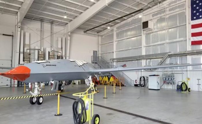 Máy bay không người lái MQ-25A Stingray do Boeing phát triển, được thiết kế chủ yếu để tiếp nhiên liệu trên không cho các máy bay chiến đấu trên tàu sân bay. Hải quân Mỹ dự kiến mua tổng cộng 76 chiếc.