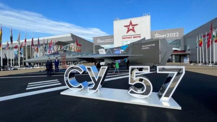 Ông Singh tiết lộ việc Ấn Độ đang tích cực hiện đại hóa các phi đội Su-30MKI hiện có, đây cũng là dòng tiêm kích được sản xuất theo giấy phép của Nga, được xem là một trong những dự án thành công nhất trong ngành hàng không quân sự quốc gia Nam Á.