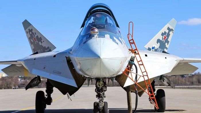 Cần nhấn mạnh trong suốt thời gian qua, Nga rất tích cực chào bán Su-57 cho Không quân Ấn Độ, thậm chí kèm theo điều khoản chuyển giao công nghệ để sản xuất tại chỗ, kèm theo những sửa đổi riêng theo yêu cầu từ New Delhi.