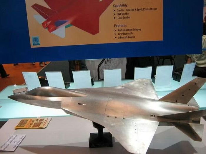 Tới tháng 5/2026, Bộ Quốc phòng Ấn Độ đã đưa ra yêu cầu đối với 3 công ty gồm Tata Advanced Systems, Larsen & Toubro-BEL và Bharat Forge-BEML để phát triển 5 nguyên mẫu AMCA.