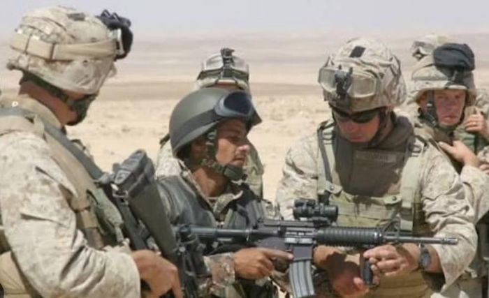 Tuy nhiên, sự hiện diện quân sự của Mỹ cũng đẩy Jordan vào thế khó. Nhiều người dân, đặc biệt trong cộng đồng người gốc Palestine, phản đối chính sách Trung Đông của Mỹ và sự hậu thuẫn dành cho Israel.