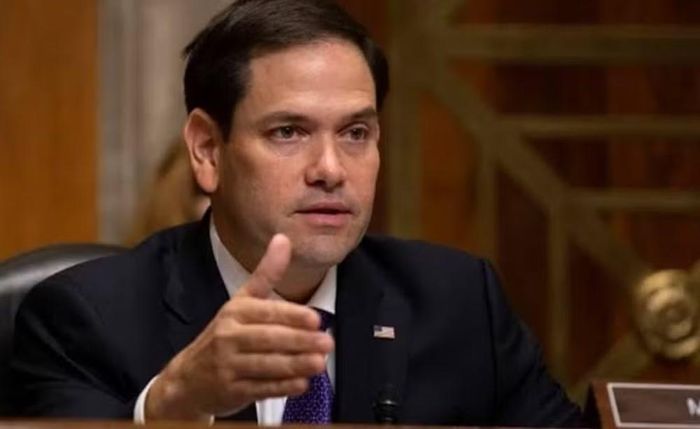 Ngoại trưởng Marco Rubio nhiều lần nhấn mạnh Hormuz là tuyến hàng hải quốc tế. Theo ông, nếu Mỹ chấp nhận để một quốc gia kiểm soát tuyến đường này và thu phí bắt buộc, điều đó sẽ tạo ra tiền lệ đối với nhiều điểm nghẽn hàng hải khác trên thế giới.