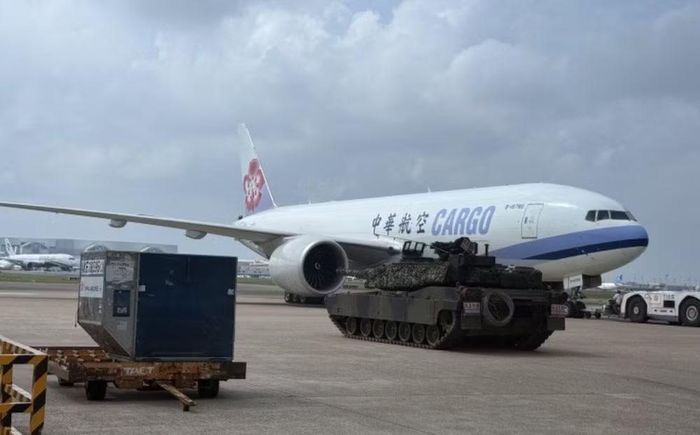 Lữ đoàn Thiết giáp 584 triển khai 4 xe tăng chiến đấu chủ lực M1A2T cùng 6 xe chiến đấu bộ binh Clouded Leopard 8x8 tại các vị trí phòng thủ. Lực lượng công binh dựng nhiều chướng ngại vật trên các tuyến đường tiếp cận, trong đó có chướng ngại vật chống xe bọc thép hình "nhím".