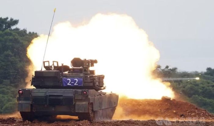 Xe tăng chiến đấu chủ lực M1A2T tương đương biến thể M1A2 SEPv3, là phiên bản hiện đại nhất của dòng Abrams mà Đài Loan sở hữu. Tuy nhiên, kích thước và trọng lượng lớn khiến loại xe tăng này đặt ra những thách thức khi tác chiến trong môi trường đô thị.