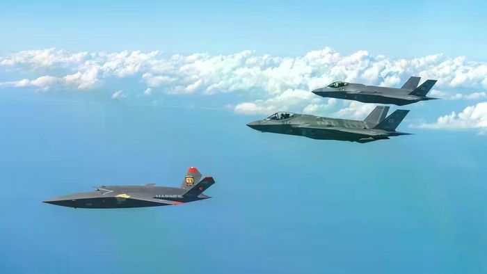 XQ-58A Valkyrie đảm nhiệm được cả 2 vai trò, vừa là mồi nhử, vừa tiến hành các cuộc tấn công độc lập được khi cần thiết, nó rõ ràng là bước phát triển cao hơn nhiều so với tên lửa mồi bẫy ADM-160 MALD.