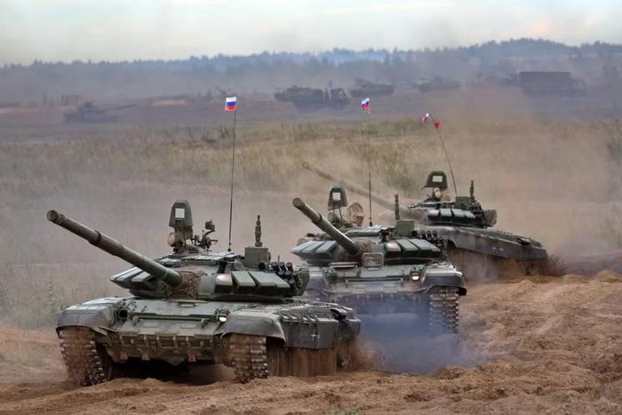 Năm 1979, Baghdad đã mua 100 chiếc T-72 thuộc phiên bản xuất khẩu, được biên chế cho một trong những lữ đoàn tinh nhuệ của Vệ binh Cộng hòa. Trong cuộc chiến với Iran, chúng đã đụng độ với xe tăng M60 của Mỹ và Chieftain của Anh.