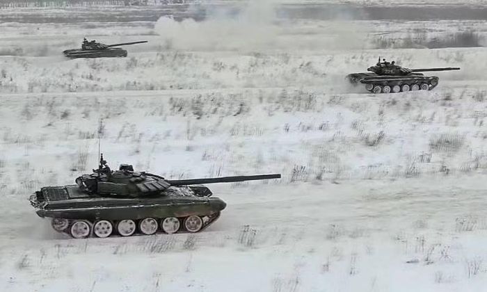 Tới ngày 7/11/1977, hàng chục chiếc T-72 đã tiến theo đội hình qua Quảng trường Đỏ trong cuộc duyệt binh kỷ niệm Cách mạng tháng 10 thành công và đã thu hút sự quan tâm lớn từ phương Tây.