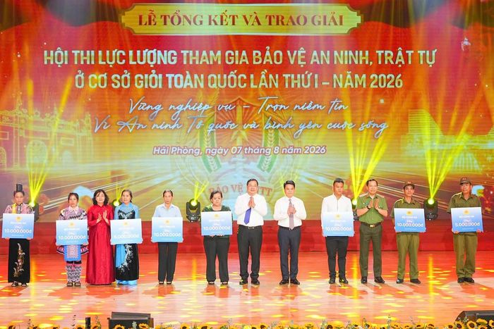 Các đại biểu trao quà tri ân các cá nhân cùng thân nhân những thành viên lực lượng tham gia bảo vệ an ninh, trật tự ở cơ sở có nhiều cống hiến, hy sinh vì sự bình yên của nhân dân. Ảnh: ĐT.