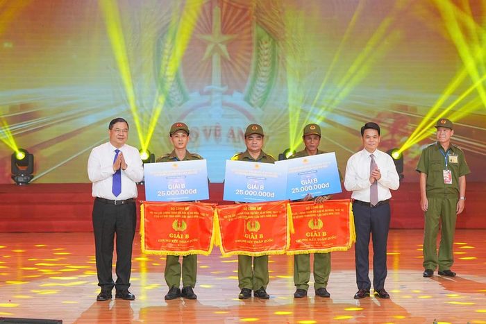 Phó Thủ tướng Thường trực Chính phủ Phạm Gia Túc và Bí thư Thành uỷ Hải Phòng Lê Ngọc Châu trao giải cho đội thi đạt giải B. Ảnh: ĐT.