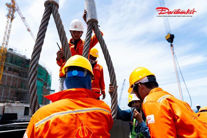 “Điều quan trọng nhất là phải kiểm soát tải trọng, bán kính làm việc của khối hàng và tính toán phù hợp với sức nâng của cẩu. Trong trường hợp người lái cẩu bị khuất tầm nhìn, cần có đội ngũ xi-nhan phía dưới phối hợp thật nhịp nhàng”, anh Giáp chia sẻ.