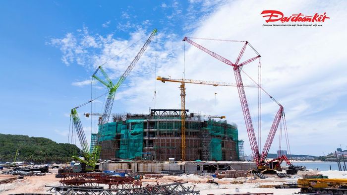Để thực hiện công việc, nhà thầu phải huy động đồng thời hai siêu cẩu. Trong đó, một cẩu có tải trọng khoảng 650 tấn và một cẩu khoảng 800 tấn. Cả hai thiết bị có chiều cao lớn, được lắp đặt phục vụ quá trình nâng những khối kết cấu thép có kích thước và trọng lượng đặc biệt lớn.