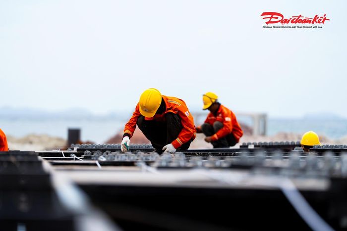 Theo anh Huỳnh Vàng, Chỉ huy trưởng nhà thầu kết cấu thép Đại Dũng, công đoạn lắp truss cuối cùng có ý nghĩa quan trọng, giúp hoàn thiện toàn bộ hệ giàn khung của công trình. Đây là phần kết cấu chịu tải cho hệ sàn bê tông phía trên, đồng thời nâng đỡ hệ mái vòm ở khu vực cao nhất của nhà biểu diễn.