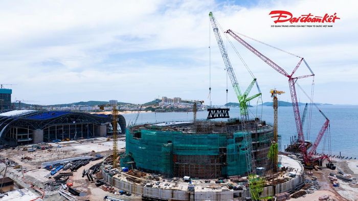 Việc đưa các thiết bị này tới công trường trên đảo Phú Quốc cũng là một quá trình phức tạp. Các hệ thống cẩu được tháo rời thành nhiều cấu phần, vận chuyển bằng tàu, xà lan vào đảo, sau đó tiếp tục sử dụng khoảng 13-15 xe đầu kéo siêu trường, siêu trọng để đưa đến công trường và lắp dựng.