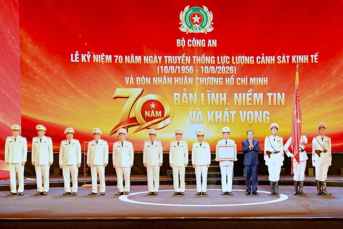 Thay mặt lãnh đạo Đảng, Nhà nước, Chủ tịch Quốc hội Trần Thanh Mẫn trao Huân chương Hồ Chí Minh tặng lực lượng Cảnh sát Kinh tế. Ảnh BCA.