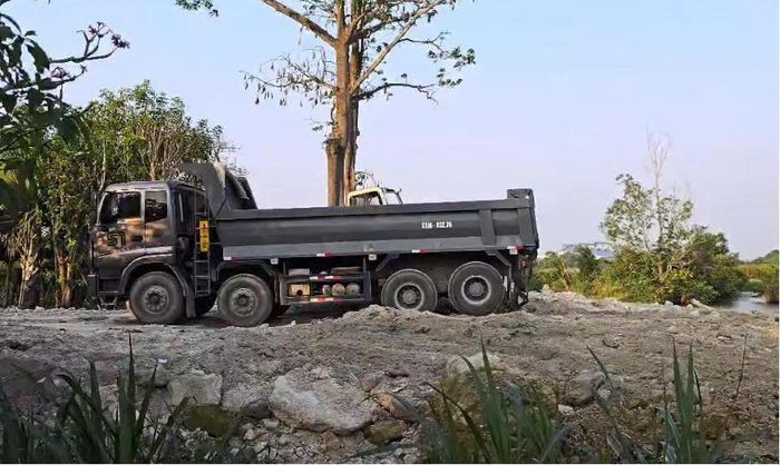 Hiện trường vụ việc đổ trộm chất thải ra môi trường. Ảnh: C.A.