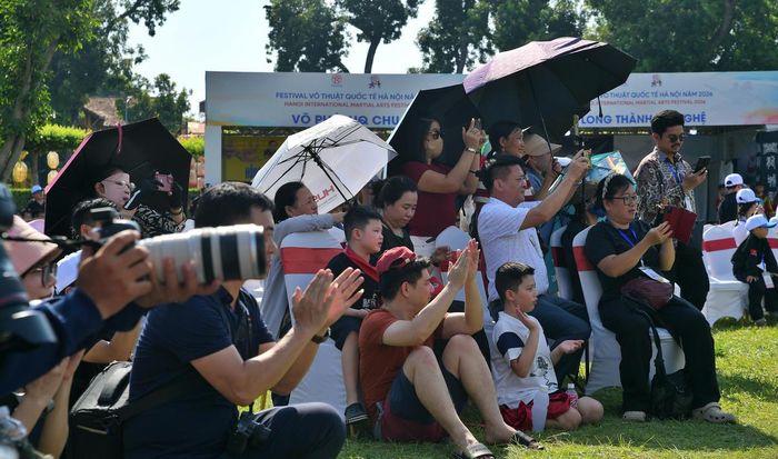 Khán giả thích thú trước những màn biểu diễn đẹp mắt và giàu tính nghệ thuật.