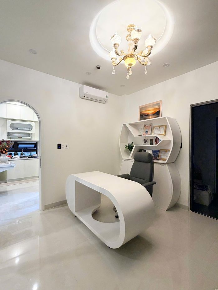  Chiếc cầu thang cong uốn lượn mềm mại là nơi chị Thư và ông xã yêu thích nhất trong căn nhà. 