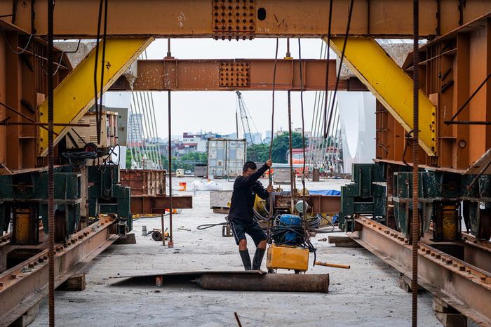 Phần nhịp chính vượt sông đang được hoàn thiện, từng bước tiến tới giai đoạn chuẩn bị hợp long. 