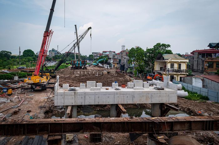  Sau khi hoàn tất công tác giải phóng mặt bằng, các hạng mục dưới mặt đất đang được thi công để đẩy nhanh tiến độ dự án. Theo kế hoạch ban đầu, mặt bằng phải được bàn giao trong quý IV/2024 nhằm bảo đảm công trình hoàn thành trong năm 2025. Tuy nhiên, việc chậm bàn giao mặt bằng tại khu vực phường Việt Hưng và xã Phù Đổng là nguyên nhân chính khiến thời điểm hoàn thành dự án phải lùi sang năm 2026. 