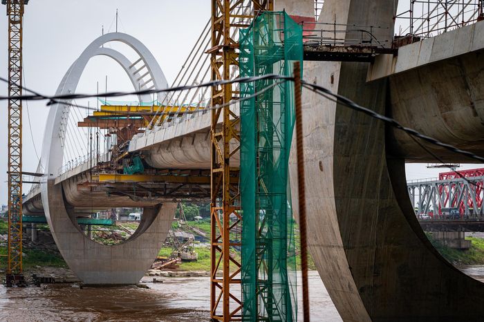  Đến nay, các trụ chính T4, T5 giữa sông và trụ dẫn T3 cơ bản hoàn thiện. Bên cạnh đó, nhiều hạng mục trụ dẫn và đường dẫn hai đầu cầu cũng được triển khai đồng loạt nhằm bảo đảm tiến độ dự án. 