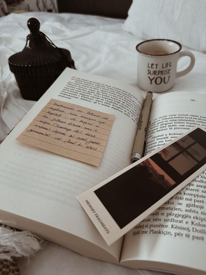 Xu hướng Bookstagram góp phần thúc đẩy thói quen mua sách giấy của Gen Z. Ảnh minh hoạ: Book Hut.