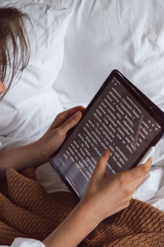 Gen Z không còn gắn việc đọc với một định dạng duy nhất. Họ có thể bắt đầu một cuốn sách bằng bản in, tiếp tục trên Kindle rồi nghe phần còn lại dưới dạng sách nói. Ảnh minh hoạ: Roman Odintsov/Pexels.