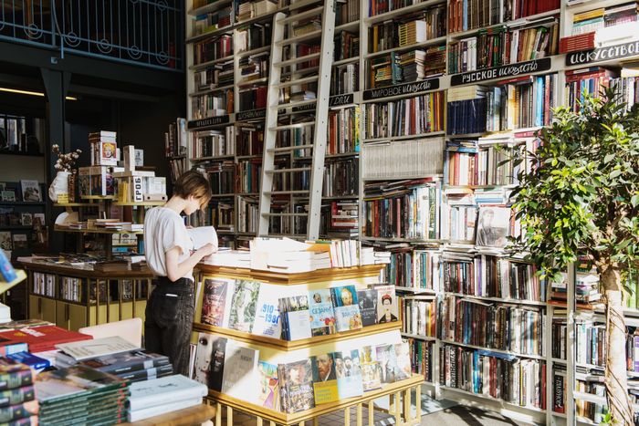 Không gian hiệu sách được Gen Z tìm đến để đọc và kết nối. Ảnh: Ksenia Chernaya/Pexels.