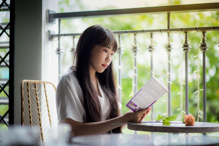 Sự phát triển của mạng xã hội và AI khiến nhiều người tin rằng thói quen đọc sách đang mai một. Tuy nhiên, nghiên cứu mới cho thấy Gen Z không đọc ít hơn, mà đang đọc theo những cách khác trước. Ảnh minh hoạ: Nam Phong Bùi/Pexels.