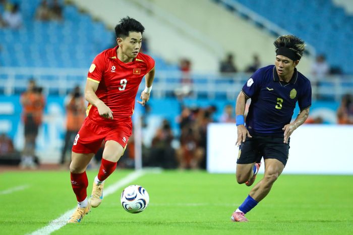  Dẫu sao, việc giành chiến thắng cũng giúp đội tuyển Việt Nam thêm tự tin ở vòng bán kết ASEAN Cup 2026 sắp tới. Thầy trò ông Kim Sang-sik sẽ thi đấu bán kết lượt đi vào ngày 16/8/2026 và bán kết lượt về trên sân nhà Mỹ Đình vào ngày 19/8/2026. 