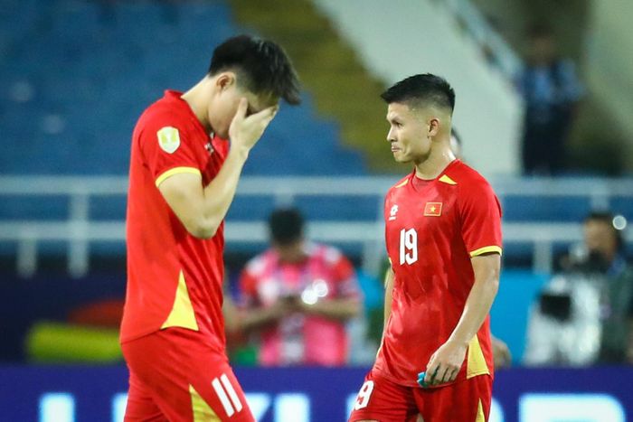  Bàn thua bất ngờ khiến các trụ cột thất thần, liên tục vướng vào va chạm căng thẳng với phía Campuchia. Giữa bầu không khí ngột ngạt, khoảnh khắc tỏa sáng của Xuân Son (khiến hậu vệ đội khách phản lưới nhà) đã giải tỏa mọi nút thắt, giúp tuyển Việt Nam trút bỏ gánh nặng để giành chiến thắng đầy nhọc nhằn trên sân Mỹ Đình. 