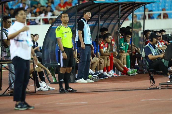  Ông Kim Sang-sik phải mặc áo bib vì yêu cầu của trọng tài. Ảnh: Minh Chiến. 