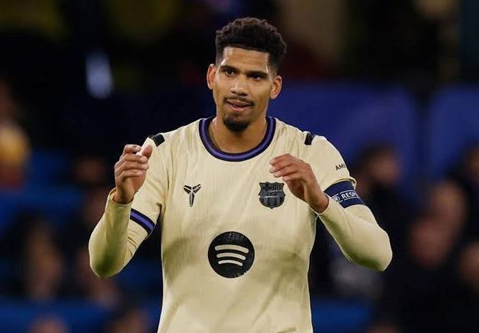 Ronald Araujo chuẩn bị chuyển sang khoác áo Liverpool.