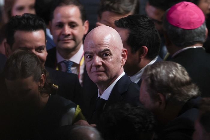  FIFA bác bỏ các cáo buộc liên quan đến Infantino, trong khi những nghi vấn về xung đột lợi ích tiếp tục được truyền thông châu Âu đặt ra. 