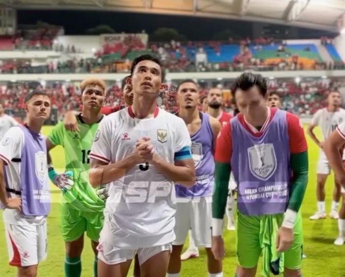  Các cầu thủ Indonesia sau đó đứng yên nghe phàn nàn từ CĐV nhà. Ảnh: eBola Sport.