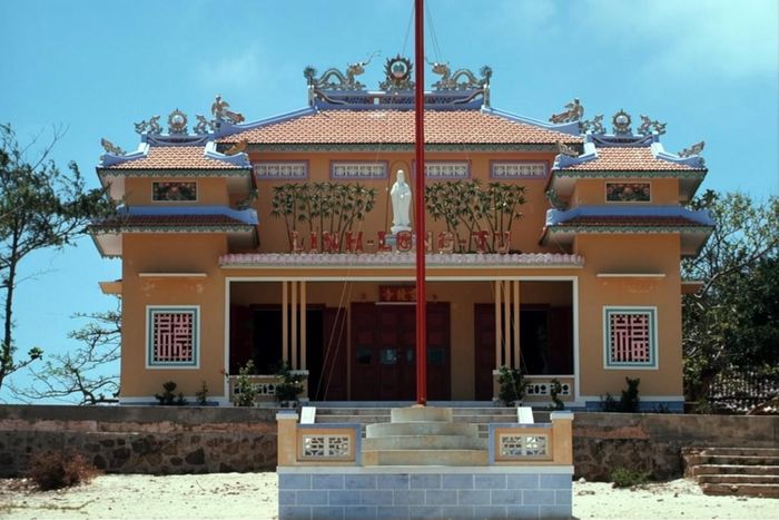  Chùa Linh Long hiện nằm tại phường Mũi Né, trên một đồi cát thấp và cách trung tâm Phan Thiết khoảng 22 km. So với thời điểm nhiếp ảnh gia đến, ngôi chùa vẫn giữ kiến trúc hình chữ "khẩu" khép kín. Bên phải là vườn Lâm Tỳ Ni có phù điêu rồng cuộn 2 bên trụ cổng, bên trái là Lộc Uyển, có tượng Phật Thích Ca ngồi dưới cây bồ đề. Những năm gần đây, ngôi chùa thu hút nhiều du khách nước ngoài đến viếng và chụp ảnh. 