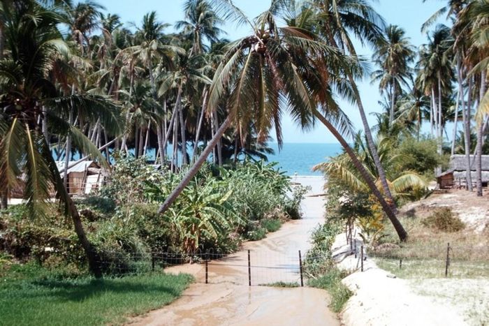  Một con suối đổ ra biển ở Khánh Phước (nay là bãi biển Hàm Tiến). Thời điểm này, cảnh quan còn rất hoang sơ. Người dân sống bằng nghề đánh bắt tôm, cá xây dựng một xóm chài tại đây, với hàng chục căn nhà lá để sinh sống, đan lưới, đưa thuyền ra khơi và trở về bến. 