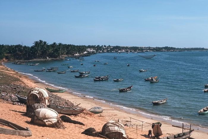  Bến cá Khánh Phước là nơi neo đậu thuyền đánh bắt nhỏ, kéo chài tôm, cá vào mỗi sáng sớm của người dân, bởi đời sống vẫn gắn chặt với nghề đánh bắt và chế biến hải sản. Hiện tại, khu vực này đã trở thành bãi biển Hàm Tiến, khoác lên diện mạo du lịch sôi động. Dọc bờ biển là hệ thống resort, khách sạn và nhà hàng. Con đường Nguyễn Đình Chiểu chạy dọc theo bãi biển này cũng là một trong những trục du lịch chính của Mũi Né. 