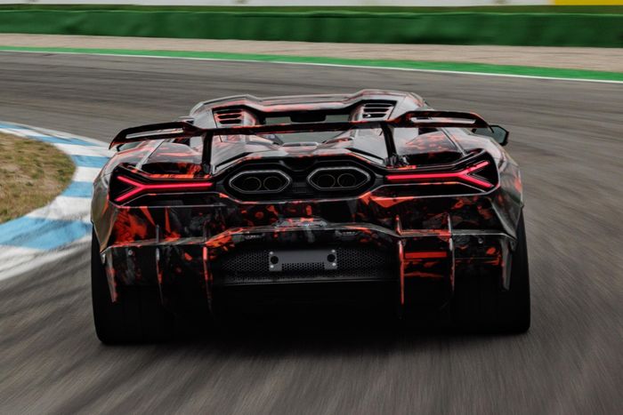  Siêu xe Lamborghini Revuelto SV sẽ chính thức ra mắt tại sự kiện The Quail trong tuần lễ Monterey Car Week 2026 (Mỹ). Tại Việt Nam, siêu xe bản tiêu chuẩn có giá từ 44 tỷ đồng. 