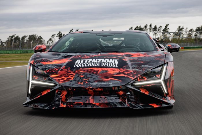  Cơ cấu plug-in hybrid này được Lamborghini gọi là HPEV (High Performance Electrified Vehicle), sản sinh công suất tối đa 1.015 mã lực, giúp tăng tốc 0-100 km/h trong 2,5 giây, tốc độ tối đa hơn 350 km/h. 
