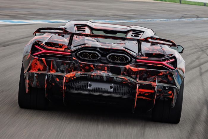  Về ngoại hình, Lamborghini Revuelto SV vẫn tuân thủ theo triết lý thiết kế của các phiên bản Super Veloce, bao gồm gói thiết kế khí động học mới cùng cánh gió cố định cỡ lớn. 