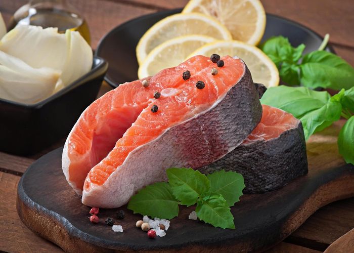 Cá hồi là một trong những loại cá ít thủy ngân, giàu omega-3, được khuyến nghị bổ sung với lượng phù hợp trong chế độ ăn của phụ nữ mang thai. Ảnh: Magnific.
